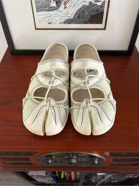 Rare! Royal Elastics split toe tabi shoes - women's 8